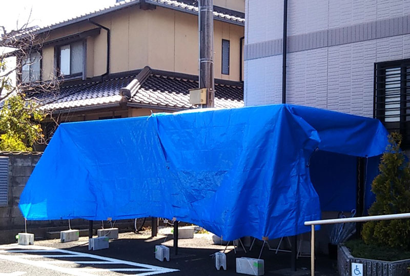 ブルーシート内での診療
